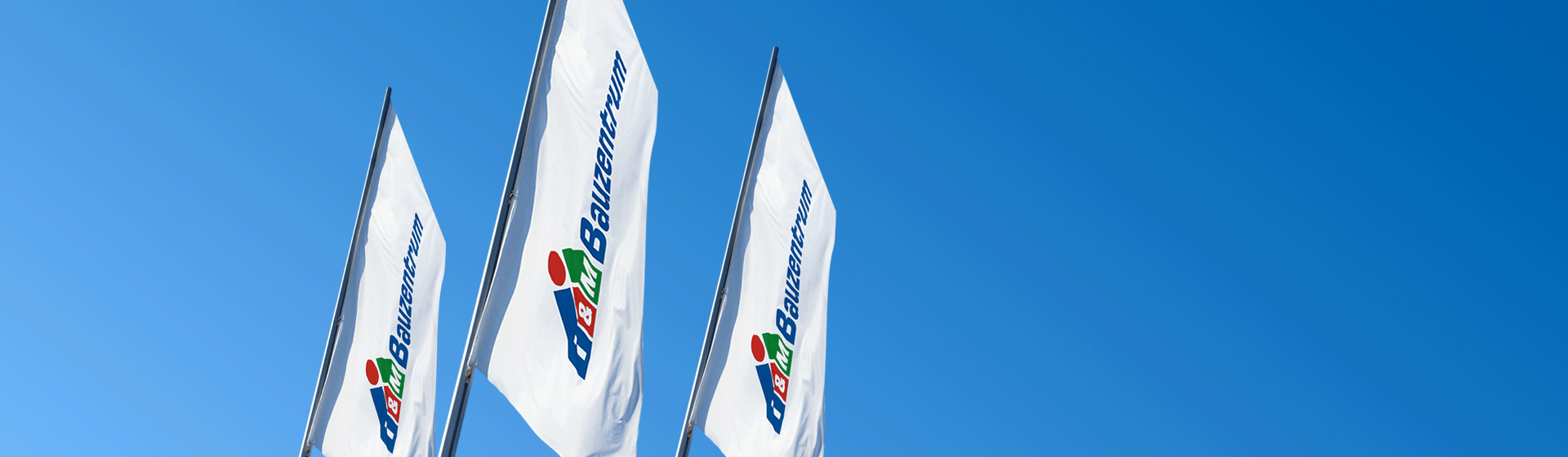 im-bauzentrum-ueber-uns-bewegende-fahnen